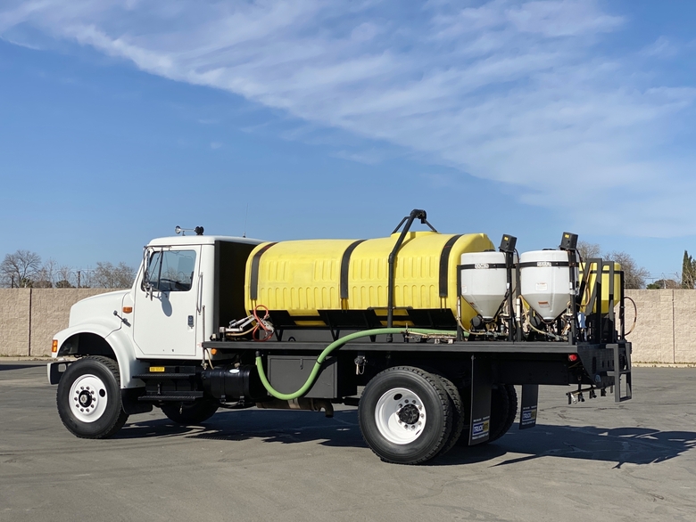 1992 International 4800 4x4 Raven Pesticide Spray Truck