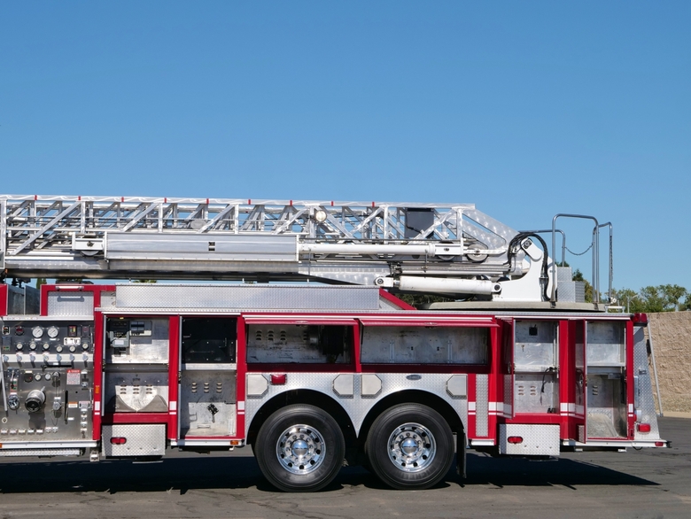 2000 E-One Cyclone HP 100' Quint 2000/500 Truck