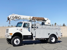 2001 International 4800 4x4 Altec D842ABR Digger Derrick