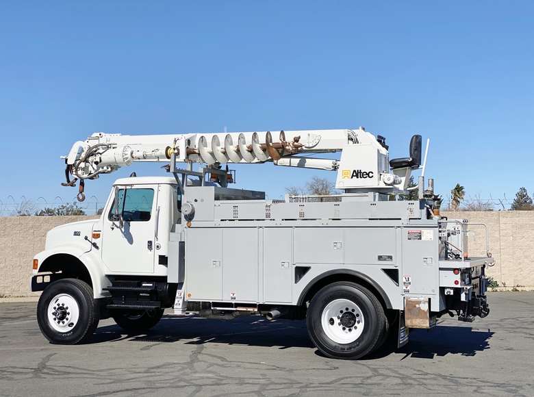 2001 International 4800 4x4 Altec D842ABR Digger Derrick
