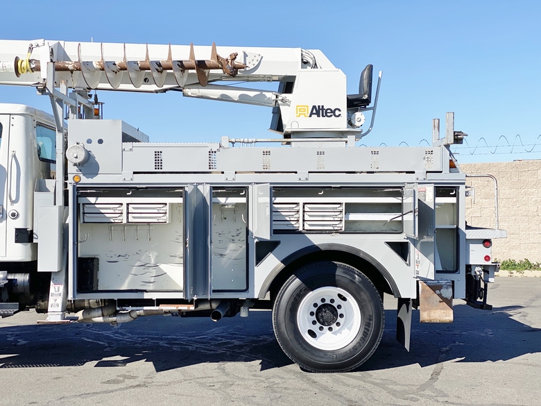 2001 International 4800 4x4 Altec D842ABR Digger Derrick