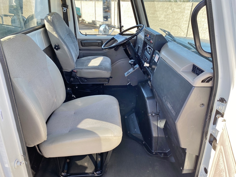 2001 International 4800 4x4 Altec D842ABR Digger Derrick