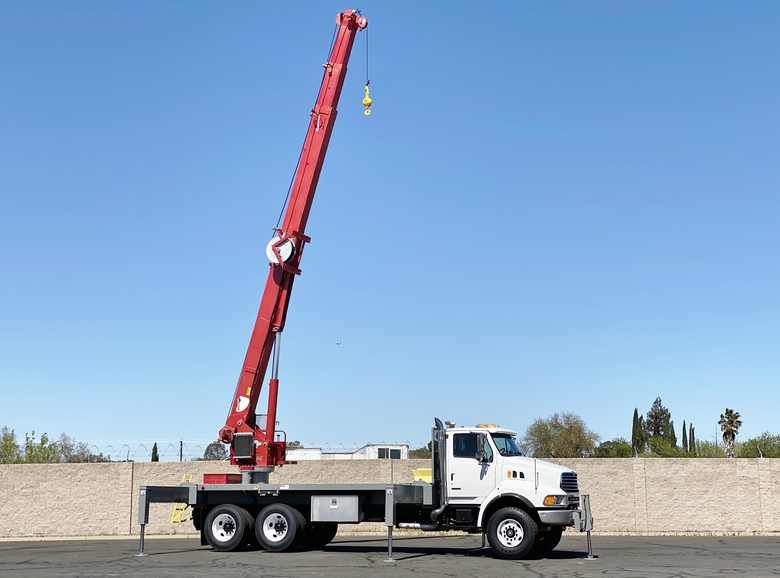 2001 Sterling L9500 Manitowoc 2277S Crane Truck