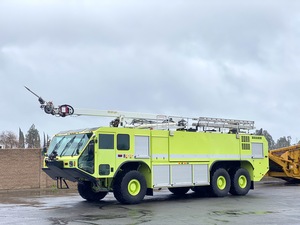 2004 Oshkosh Striker 3000 Aircraft Rescue w/53' Snozzle