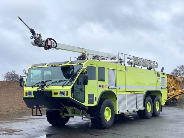 2004 Oshkosh Striker 3000 Aircraft Rescue w/53' Snozzle