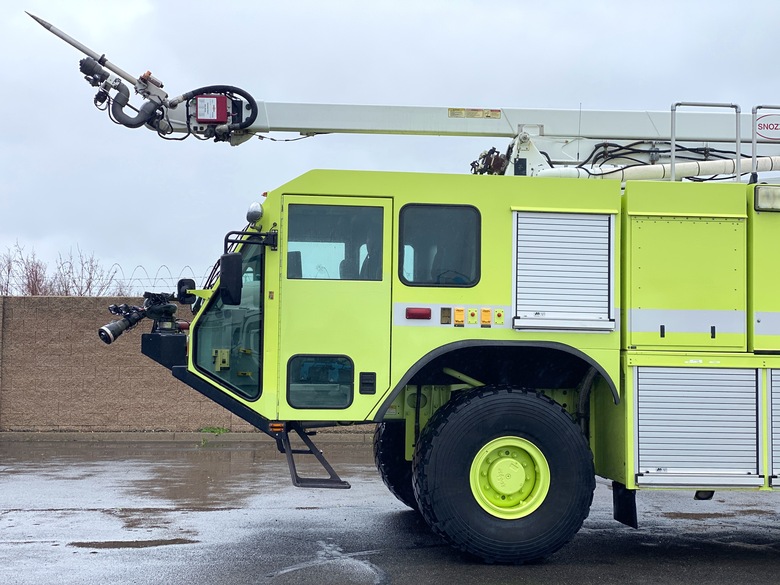 2004 Oshkosh Striker 3000 Aircraft Rescue w/53' Snozzle