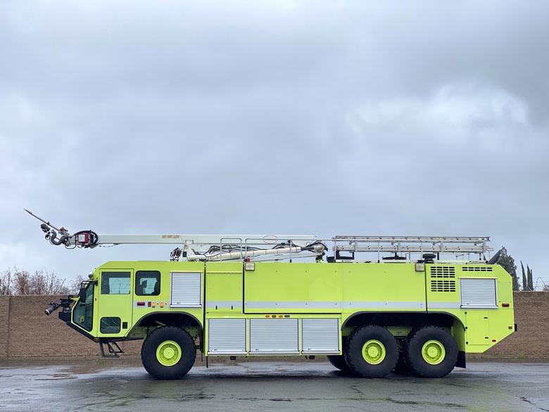 2004 Oshkosh Striker 3000 Aircraft Rescue w/53' Snozzle