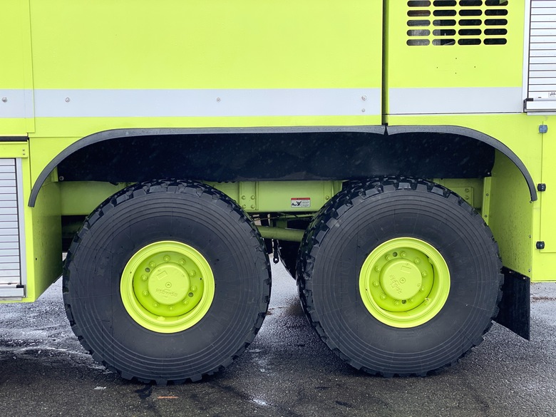 2004 Oshkosh Striker 3000 Aircraft Rescue w/53' Snozzle