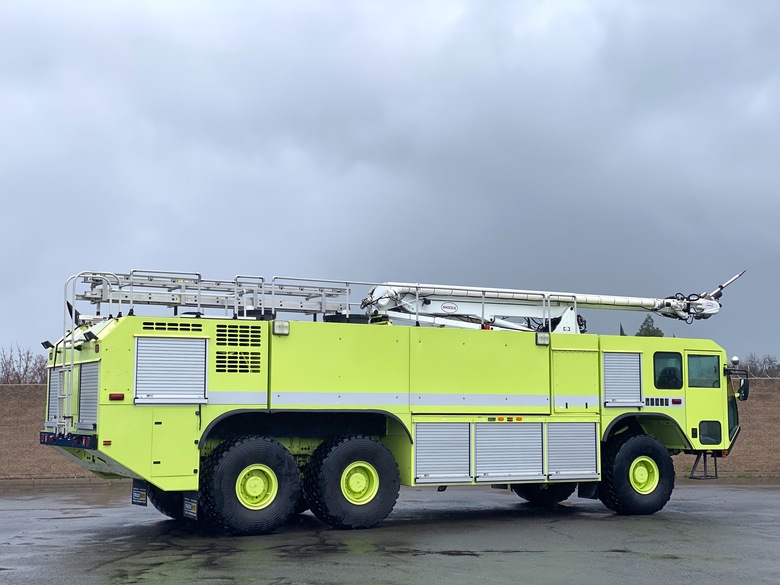 2004 Oshkosh Striker 3000 Aircraft Rescue w/53' Snozzle