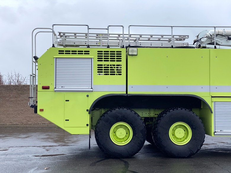 2004 Oshkosh Striker 3000 Aircraft Rescue w/53' Snozzle