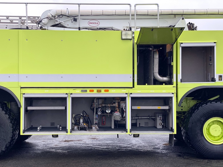 2004 Oshkosh Striker 3000 Aircraft Rescue w/53' Snozzle