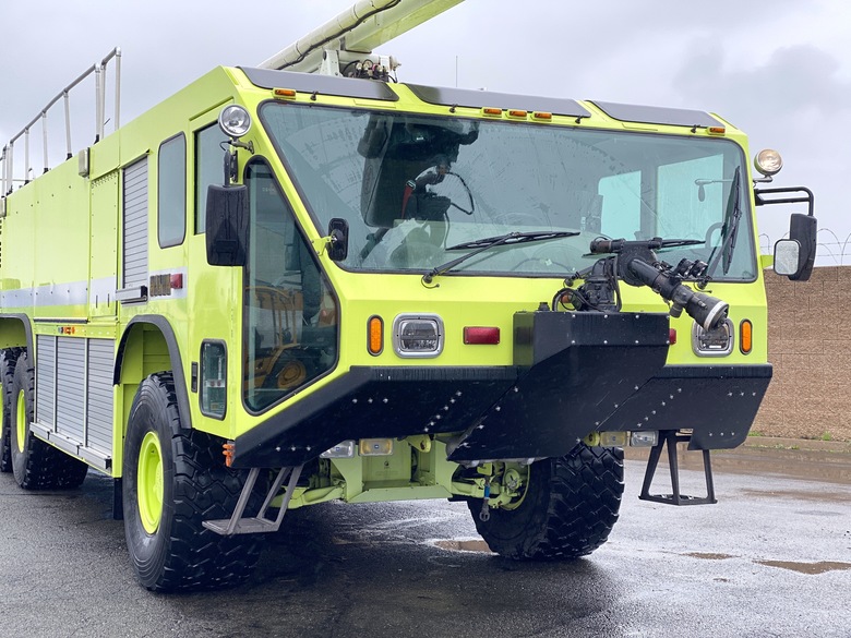 2004 Oshkosh Striker 3000 Aircraft Rescue w/53' Snozzle