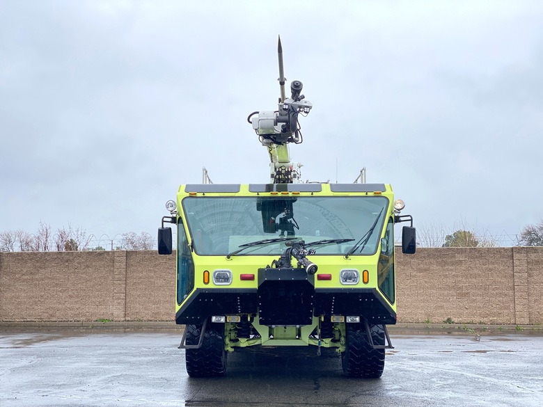 2004 Oshkosh Striker 3000 Aircraft Rescue w/53' Snozzle