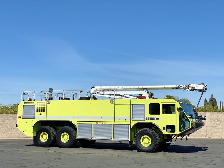 2004 Oshkosh Striker 3000 Aircraft Rescue w/53' Snozzle