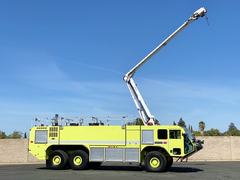 2004 Oshkosh Striker 3000 Aircraft Rescue w/53' Snozzle