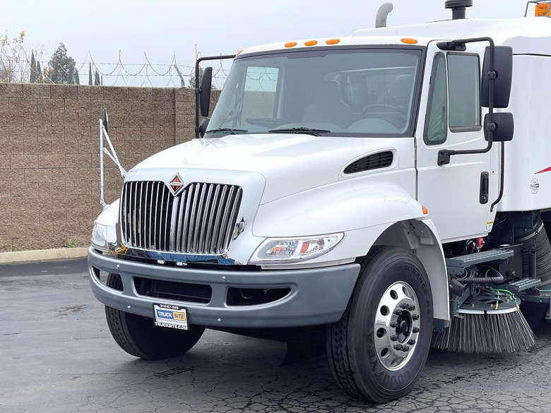 2004 International 4300 Elgin Crosswind Air Street Sweeper