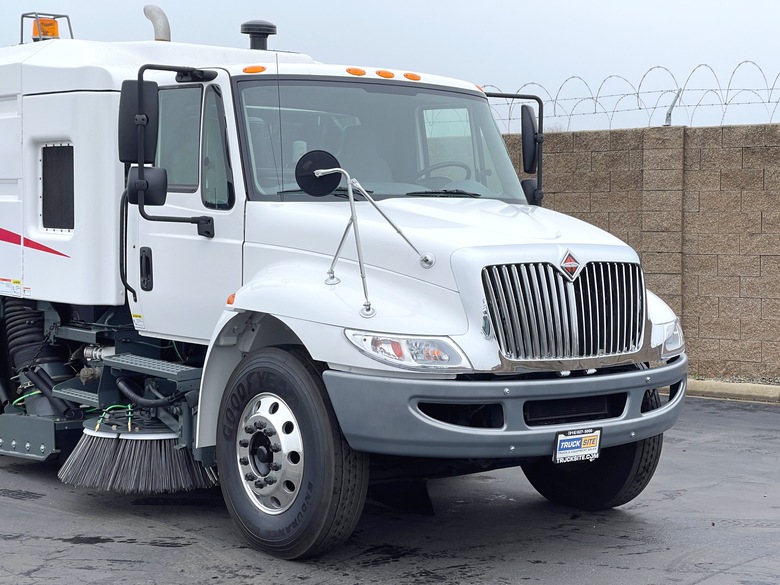 2004 International 4300 Elgin Crosswind Air Street Sweeper