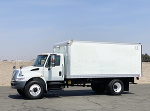 2005 International 4400 Utilimaster 17' Box Truck