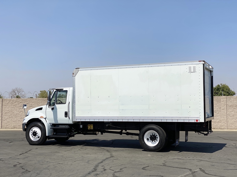 2005 International 4400 Utilimaster 17' Box Truck