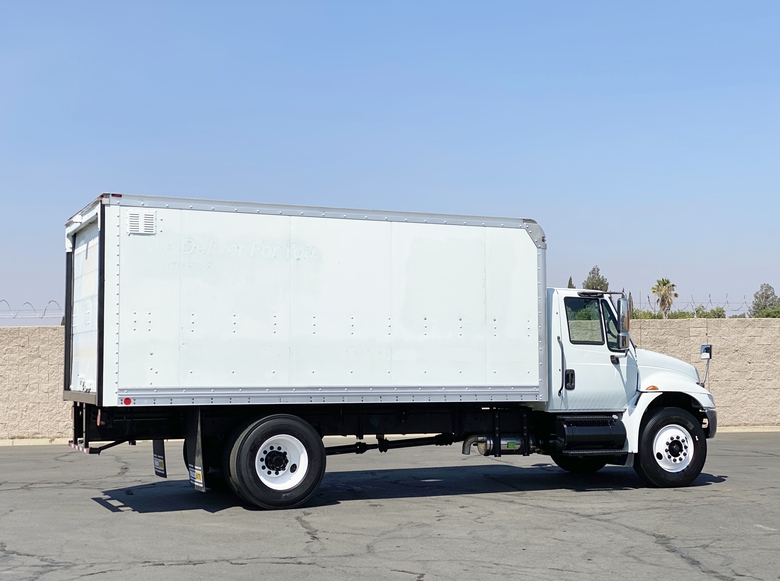 2005 International 4400 Utilimaster 17' Box Truck
