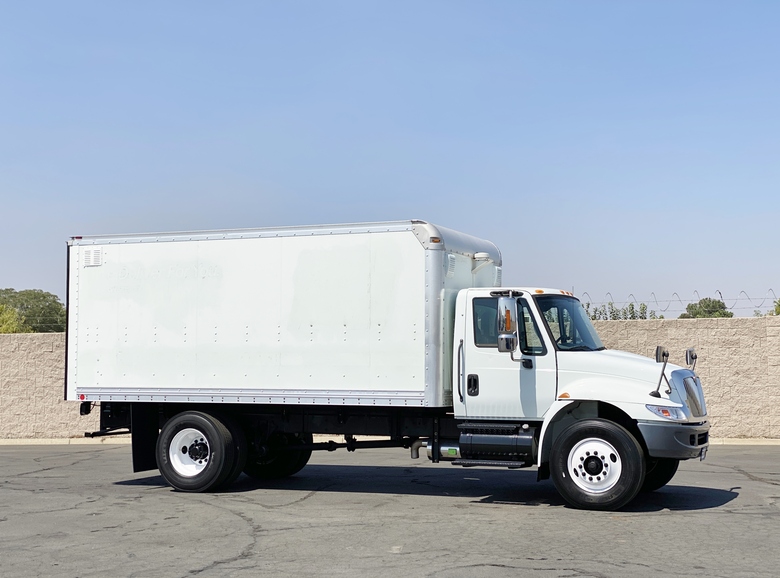 2005 International 4400 Utilimaster 17' Box Truck