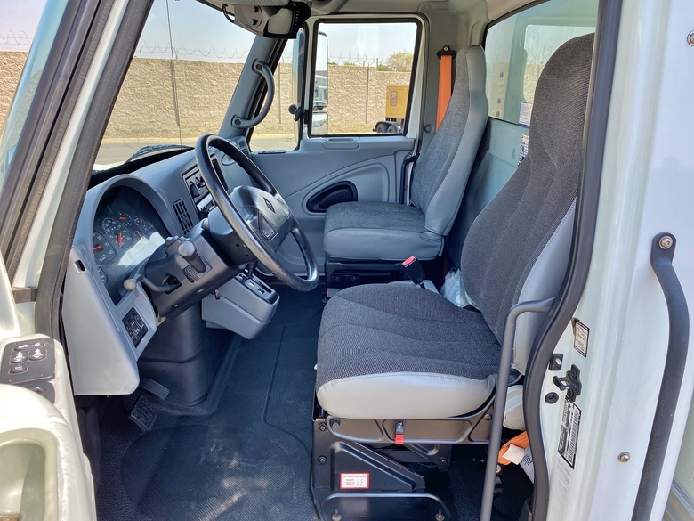 2005 International 4400 Utilimaster 17' Box Truck
