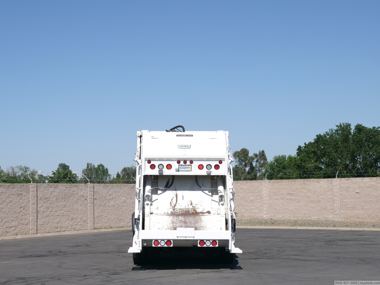 2010 CCC Low Entry Pak-Mor Garbage Rear Loader