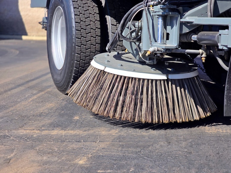 2010 Nissan UD3300 Elgin Eagle Mechanical Street Sweeper