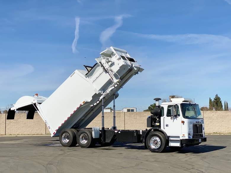 2011 Autocar Bridgeport Ranger 32 Yard Auto Side Loader