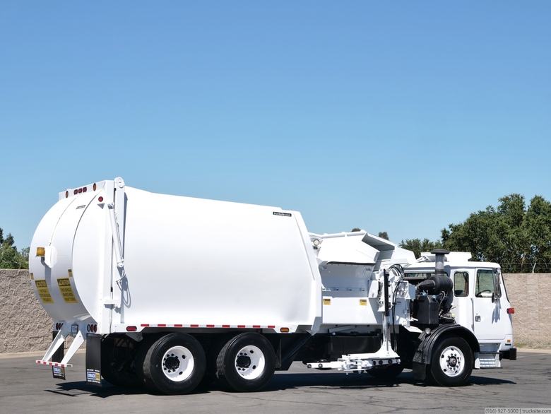 2011 Autocar Bridgeport Ranger 32 Yard Side Load Garbage Truck