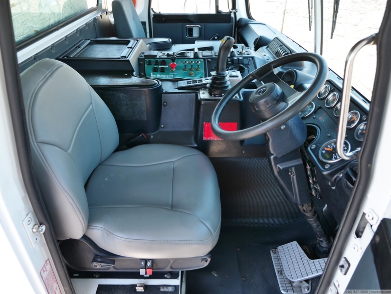 2011 Autocar Bridgeport Ranger 32 Yard Side Load Garbage Truck