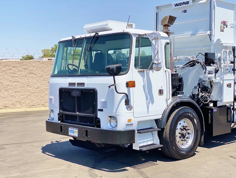 2011 Autocar Xpeditor Wayne Curbtender 31 YD Side Loader