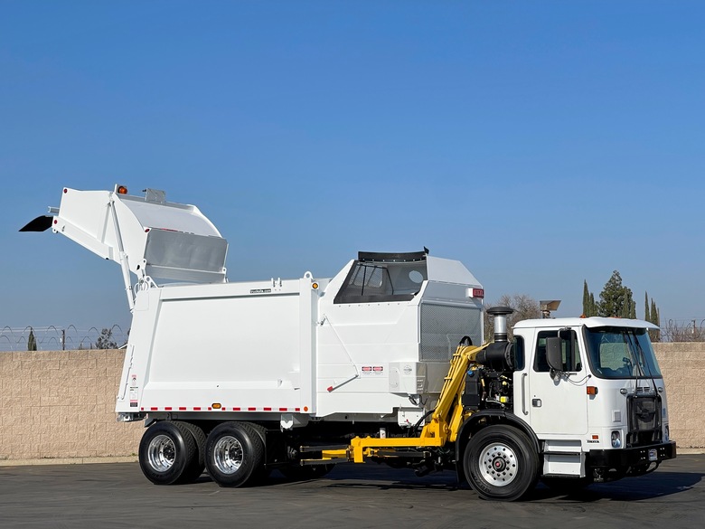 2015 Autocar 33 YD Heil DuraPack Automated Side Load Garbage Truck