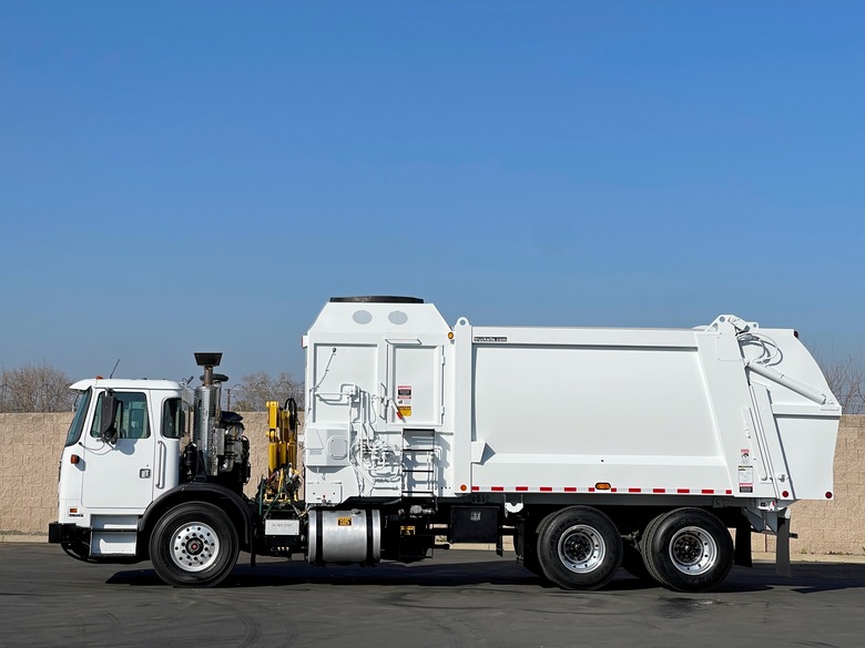 2015 Autocar 33 YD Heil DuraPack Automated Side Load Garbage Truck