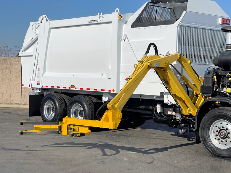 2015 Autocar 33 YD Heil DuraPack Automated Side Load Garbage Truck