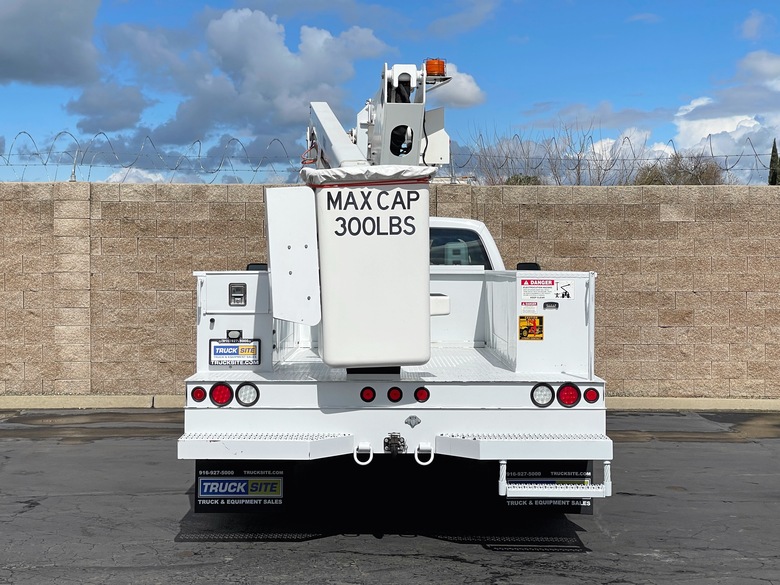 2016 Ford F550 Extended Cab Versalift SST40EIH Bucket Truck