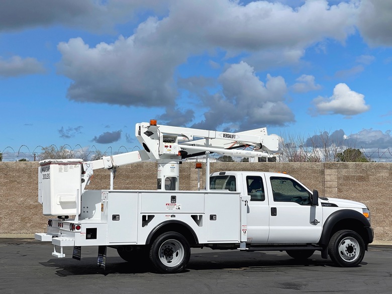 2016 Ford F550 Extended Cab Versalift SST40EIH Bucket Truck