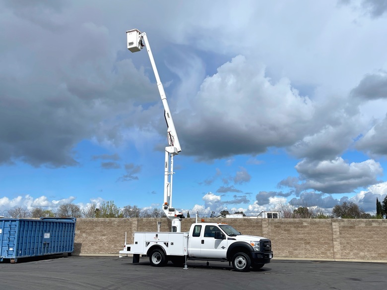 2016 Ford F550 Extended Cab Versalift SST40EIH Bucket Truck