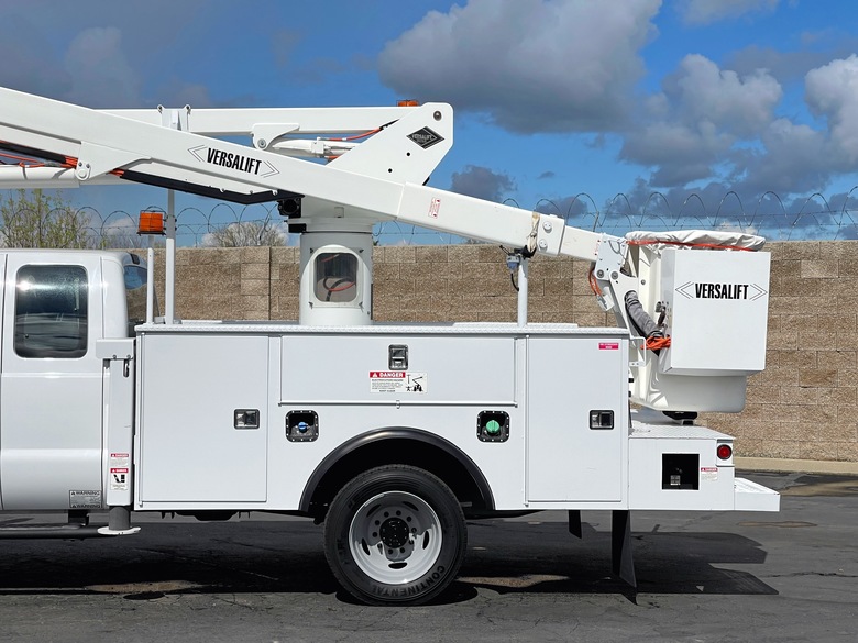 2016 Ford F550 Extended Cab Versalift SST40EIH Bucket Truck