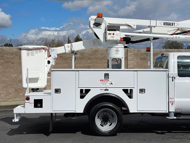 2016 Ford F550 Extended Cab Versalift SST40EIH Bucket Truck