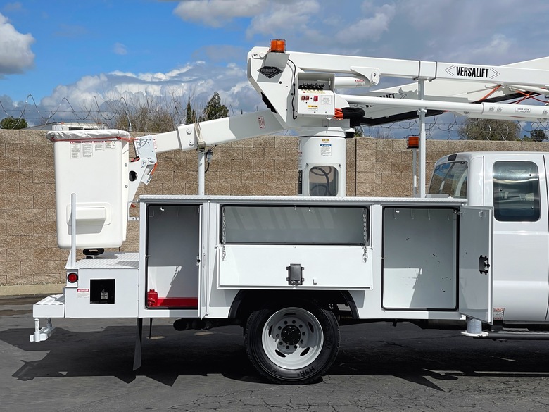 2016 Ford F550 Extended Cab Versalift SST40EIH Bucket Truck