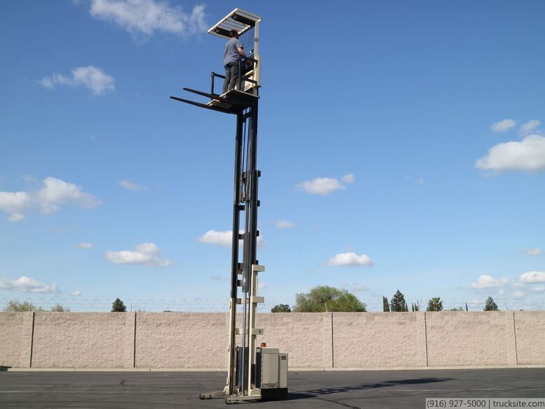 Crown 30SP42TT Order Picker