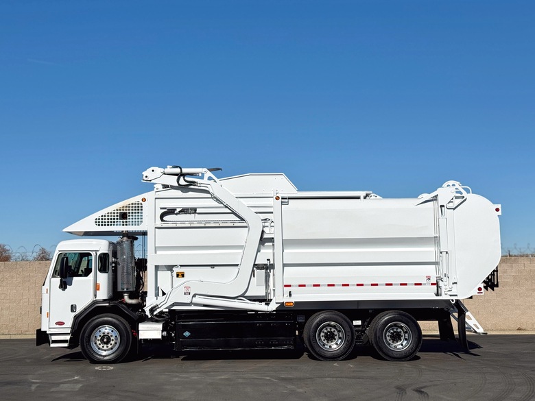 2017 Peterbilt 320 Dadee 40 YD CNG Front Load Garbage Truck