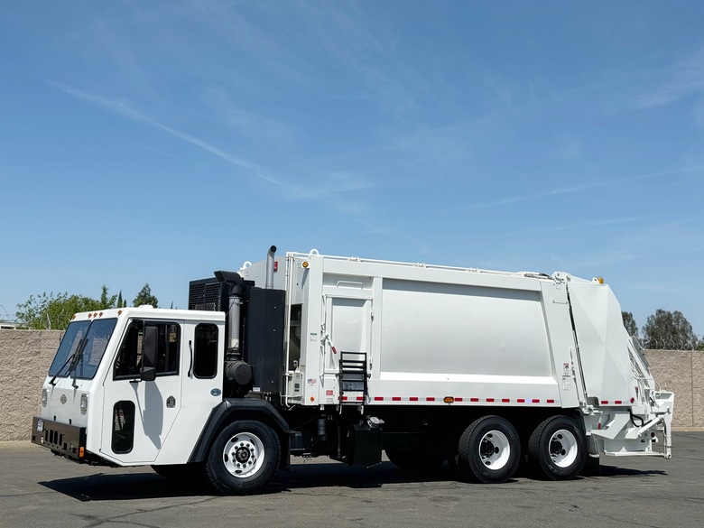 2018 CCC Heil DuraPack 31 Yard Rear Load Garbage Truck