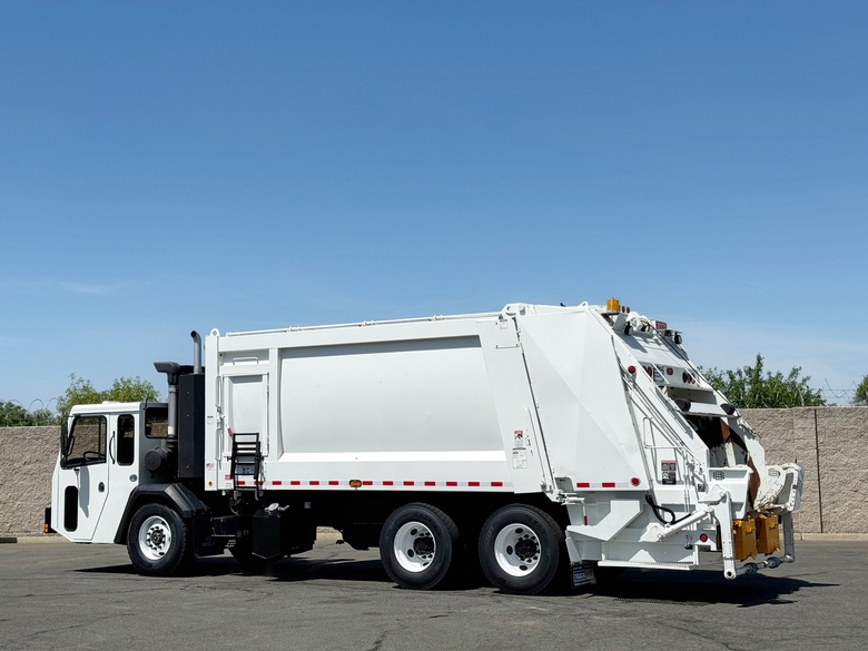 2018 CCC Heil DuraPack 31 Yard Rear Load Garbage Truck