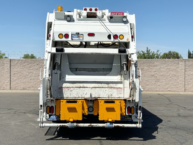 2018 CCC Heil DuraPack 31 Yard Rear Load Garbage Truck