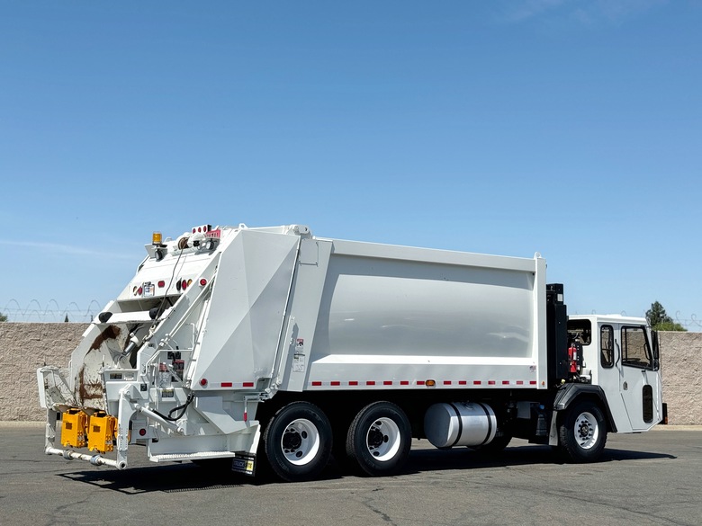 2018 CCC Heil DuraPack 31 Yard Rear Load Garbage Truck
