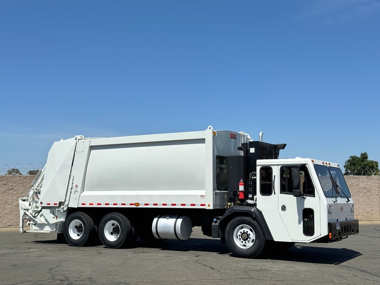 2018 CCC Heil DuraPack 31 Yard Rear Load Garbage Truck