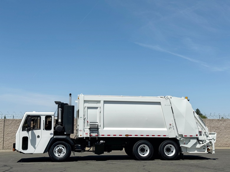 2018 CCC Heil DuraPack 31 Yard Rear Load Garbage Truck