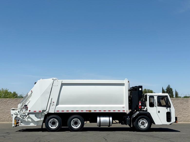 2018 CCC Heil DuraPack 31 Yard Rear Load Garbage Truck